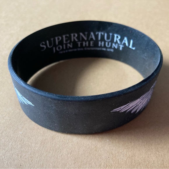 Bioworld Hot Topic Supernatural Team Castiel rubber bracelet Misha Collins SPN - Picture 2 of 5